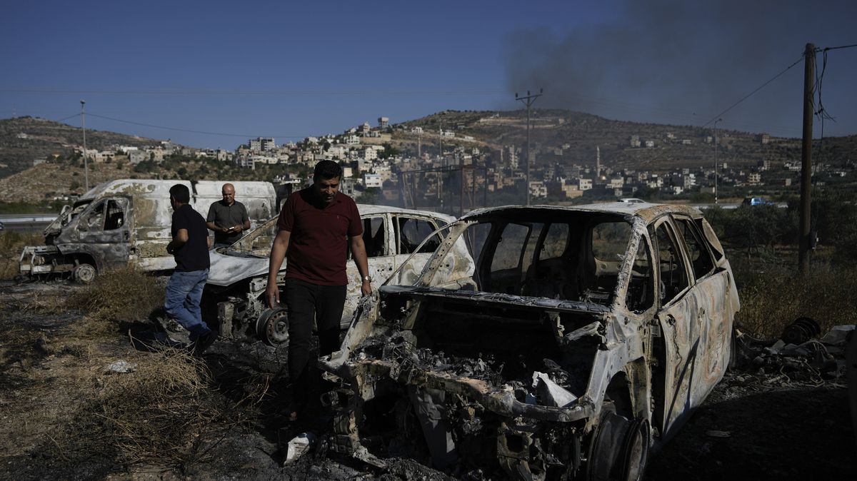 Izraelští osadníci vyrazili v noci na trestné expedice. Použili slzný plyn a zapalovali auta
